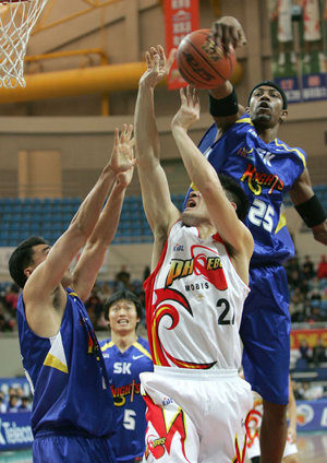 골밑은 어림없지 SK의 데이먼 브라운(198cm·오른쪽)이 모비스 센터 이창수(196cm·가운데)의 골밑슛을 블로킹해 내고 있다. 브라운은 이날 16득점, 10리바운드, 5어시스트로 팀의 5연승에 기여했다. 울산=연합뉴스