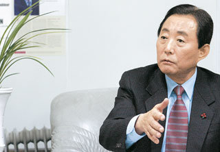 고건 전 국무총리가 서울 종로구 연지동 여전도회관 개인사무실에서 한국의 미래전략 리더십과 국정 현안 등에 대한 의견을 피력하고 있다. 고 전 총리가 지난해 5월 총리직에서 물러난 뒤 언론과 공식 인터뷰를 한 것은 처음이다. 김경제 기자