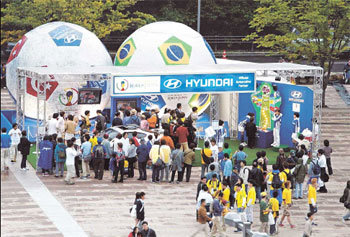현대자동차는 2002년 6월 월드컵 4강전이 열린 일본 사이타마 월드컵 경기장에서 현대차 로고와 함께 터키와 브라질 국기가 그려져 있는 대형 축구공과 ＇투스카니＇ 차량을 전시했다. 사진제공 현대자동차