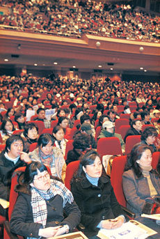 대입설명회 인산인해18일 오후 서울 동대문구 회기동 경희대 평화의 전당에서 열린 중앙학원의 대학입시 설명회에 빼곡히 참석한 7000여 명의 수험생과 학부모가 표준점수 배치표를 펴놓고 강사의 설명을 진지하게 듣고 있다. 권주훈  기자