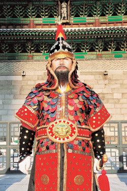 19일 오후 숭례문 앞에서 파수꾼 중 장교 역할을 맡은 송창선 씨가 갑옷과 투구 차림으로, 긴 수염을 단 채 위엄 있게 서 있다. 김미옥 기자