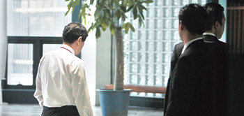 황우석 교수(왼쪽)가 19일 수의대 건물 내에서 연구논문에 대한 서울대 조사위원회의 조사를 받은 뒤 4층 로비를 걷고 있다. 김미옥 기자