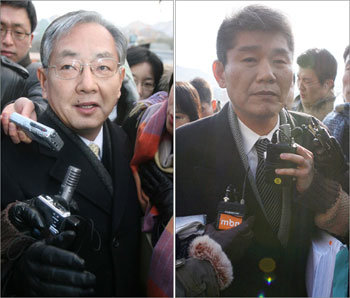 문신용 교수-노성일 이사장 조사서울대 의대 문신용 교수(왼쪽)와 미즈메디병원 노성일 이사장이 21일 조사를 받기 위해 서울대 수의대 건물로 들어서고 있다. 안철민 기자