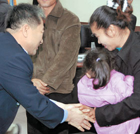 목포해양경찰서 김수현 서장(왼쪽)이 지난달 경비정에서 태어난 남해우리 군의 어머니 정선숙 씨에게 직원들이 모은 성금을 21일 전달하고 있다. 목포=연합뉴스