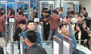 충남 아산시 탕정 LCD단지가 ‘제2의 한강의 기적’을 이루며 중부권 경제의 새 핵심 기지로 떠오르고 있다. 탕정산업1단지에 입주한 삼성전자 직원들이 엄격한 보안 점검을 받으며 퇴근하고 있다. 아산=이훈구 기자