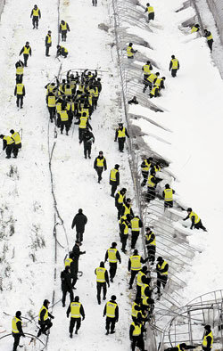 복구 구슬땀폭설이 멈추자 복구 작업이 다시 시작됐다. 23일 전남지방경찰청 소속 전경과 의경들이 나주시 산포면 송림리의 농가를 찾아가 비닐하우스에 쌓인 눈을 치우고 있다. 나주=연합뉴스