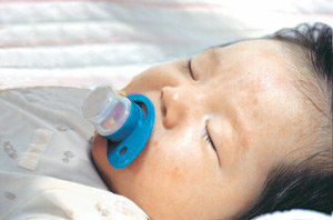 고무로 된 젖꼭지를 물고 평화롭게 잠자고 있는 아기. ‘노리개 젖꼭지’라 불리는 이 젖꼭지를 물리면 아기의 기도가 차단되는 것을 막아 ‘유아돌연사증후군(SIDS)’을 예방하는 데 도움이 된다는 연구보고서가 나왔다. 사진 제공 세브란스병원