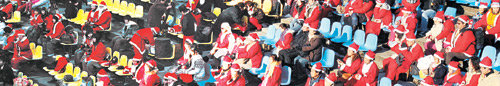 24일 오후 1시 반 경기 과천시 서울랜드 앞에는 산타복을 입은 700여 명이 모였다. 이날 행사에는 새터민과 장애인들도 참가했다. 과천=신원건 기자