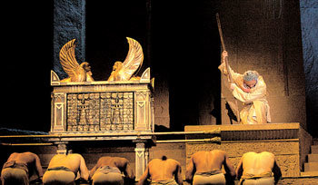 내년 4월 처음 국내에 선보이는 프랑스 뮤지컬 ‘십계’ ‘노트르담 드 파리’에 이어 프랑스 뮤지컬의 흥행여부가 관심거리다. 사진 제공 유진컴퍼니