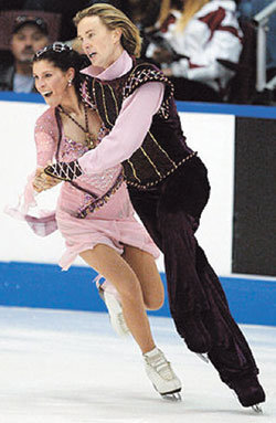 지구 반 바퀴를 사이에 두고 태어났지만 인터넷을 통해 만나 아이스댄싱 파트너는 물론 부부까지 된 데니스 페투코프(오른쪽)와 멜리사 그레고리. ‘은반 위의 로미오와 줄리엣’이라 불리는 이 커플은 토리노 동계올림픽에서 미국의 첫 메달 획득이란 해피 엔딩을 준비하고 있다. 사진 출처 그레고리&페투코프 홈페이지(www.gregoryandpetukhov.com/)