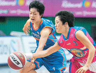 겁없는 새내기들‘신인 포인트 가드의 대결.’ 우리은행 이경은(왼쪽)이 삼성생명 박태은과 공을 다투고 있다. 두 선수는 모두 고등학교 졸업 예정인 신인이면서도 팀의 포인트 가드 중책을 맡아 경쟁했다. 연합뉴스