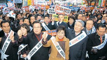 장외한나라당 박근혜 대표(가운데)와 강재섭 원내대표(왼쪽에서 두 번째) 등 지도부가 27일 대구 시내 한 백화점 앞에서 개정 사립학교법 무효화를 촉구하는 장외집회를 열고 구호를 외치고 있다. 국회사진기자단