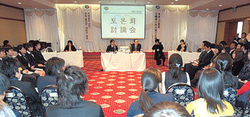 27일 서울 서초구 양재동 교육문화회관 별관에서 열린 ‘미래로의 선언-한일 청소년 대화의 광장’ 행사에 참석한 한일 양국의 학생들이 상대국에서 배울 점에 관해 토론하고 있다. 김재명 기자