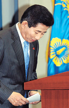 노무현 대통령이 27일 청와대 춘추관에서 경찰의 과잉 진압에 따른 시위 농민 사망사건과 관련해 대국민 사과문을 발표한 뒤 고개를 숙이고 있다. 석동률 기자