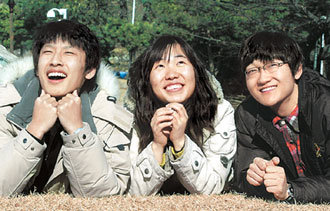 “수시모집 합격했어요”‘동아일보-삼성 열린 장학금’을 받고 공부해 대입 수시모집에 합격한 고3 학생들이 27일 한국청소년진흥센터에서 만나 합격의 기쁨을 나누고 있다. 이들은 우수한 성적이 아니라 어려운 형편을 고려해 공부를 계속할 수 있도록 돕는 장학금이 큰 힘이 됐다고 말했다. 왼쪽부터 최은창 군, 양민영 양, 김대현 군. 원대연 기자