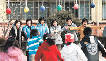 서울 인왕초등학교 학부모들이 29일 학교 운동장에서 올 한 해 동안 틈틈이 보살펴 온 이 학교 저소득층 어린이들과 함께 즐거운 시간을 보내고 있다. 박영대  기자