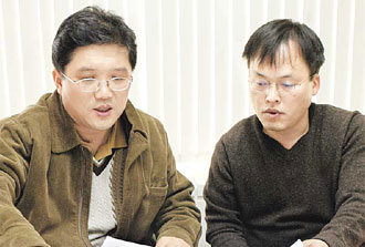 심사를 하고 있는 영화평론가 전찬일(왼쪽) 김영진 씨.