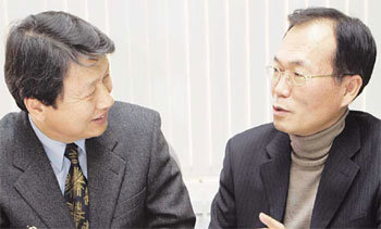 중편 본심 진출작을 놓고 논의하고 있는 권영민(왼쪽) 조성기 씨.