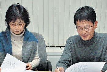 희곡 심사를 하고 있는 한태숙(왼쪽) 박근형 씨.