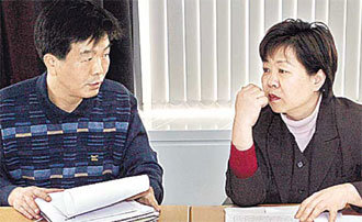 동화 심사를 하고 있는 김문기(왼쪽) 김경연 씨.