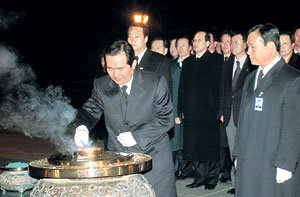 정세균 열린우리당 의장이 1일 오전 당직자, 의원들과 함께 서울 동작구 동작동 국립묘지에서 분향하고 있다. 김동주  기자