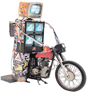 백남준 작 ‘오토바이를 탄 모니터 로봇’(1995년). 오토바이는 예술적 영감을 주는 일탈과 미래를 향한 질주의 상징으로 쓰였다고 한다. 사진 제공 가나아트센터
