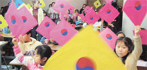 지난해 초 한강 선유도공원에서 열린 ‘전통 연 만들기 교실’에서 아이들이 직접 만든 연을 들어 보이고 있다. 사진 제공 서울시