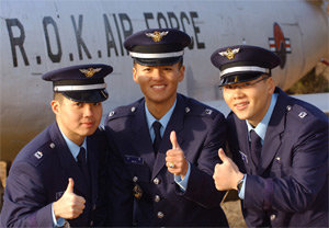 미국 시민권과 영주권을 갖고 있어 병역의 의무를 피할 수 있었음에도 불구하고 자원입대해 3일 공군 장교로 임관한 김정훈, 김현, 박장진 소위(왼쪽부터). 윤상호 기자