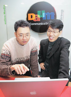 윤석찬 다음커뮤니케이션 개발팀장(오른쪽)과 김정현 애플컴퓨터코리아 부장이 매킨토시 컴퓨터를 이용해 다음 사이트에 접속하고 있다. 김재명 기자