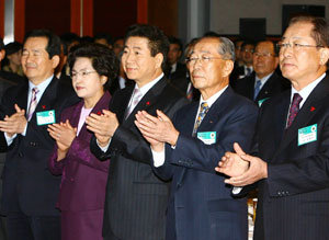 ‘2006년 경제계 신년 인사회’가 대한상공회의소 주최로 4일 서울 강남구 삼성동 코엑스 그랜드볼룸에서 노무현 대통령과 국내 각계 대표, 주한 외교 사절, 외국 기업인 등 1000여 명이 참석한 가운데 열렸다. 정세균 열린우리당 의장, 권양숙 여사, 노 대통령과 강신호 전국경제인연합회장, 김용구 중소기업협동조합중앙회장(왼쪽부터)이 손경식 대한상의 회장의 인사말을 듣고 박수를 치고 있다. 석동률 기자