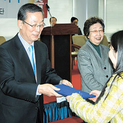 두을장학재단 운영위원장인 한솔제지 선우영석 대표이사 부회장이 4일 서울 강남구 역삼동 한솔그룹 사옥에서 이 재단의 장학금을 받게 된 여대생들에게 장학증서를 수여하고 있다. 사진 제공 한솔그룹