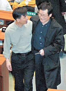 국회 무단출입 문성근씨와 어깨동무2004년 3월 노무현 대통령 탄핵에 반대하며 농성에 돌입한 열린우리당 유시민 의원(왼쪽)이 농성장인 국회 본회의장을 찾은 탤런트 문성근 씨와 정겹게 얘기하고 있다. 2002년 대선 당시 노 후보 지지 활동을 벌였던 문 씨가 이날 본회의장에 들어가서 일반인 출입을 금지한 국회 규정을 어겼다는 야당의 비난을 받았다. 동아일보 자료 사진