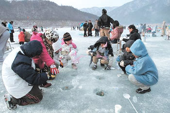 인천 강화군 내가면 내가저수지를 찾은 어린이들이 꽁꽁 얼어붙은 얼음판 위에서 낚시를 즐기고 있다. 동아일보 자료 사진