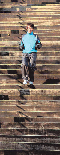 한발 한발… 다가오는 꿈한국 마라톤의 ‘희망’ 지영준이 3월 12일 열리는 2006 서울국제마라톤에서 한국 최고기록을 세우고 12월 도하 아시아경기대회에서 금메달을 목에 걸겠다고 선언했다. 지난해 말 일본으로 떠나기 전 서울 송파구 팀 숙소 인근 올림픽 공원 계단에서 훈련을 하고 있는 모습. 김미옥 기자