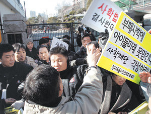 교육현장 혼란 언제까지…제주지역의 5개 사립고가 신입생 배정 거부를 한 가운데 6일 오전 한국사립중고교법인협의회회장이 이사장으로 있는 서울 영훈고교 앞에서 전국교직원노동조합원 등이 ‘사학재단 규탄 기자회견’을 열려고 하자 학교 관계자들이 이를 저지하며 몸싸움을 벌이고 있다. 연합뉴스