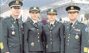 지난해 12월 30일 전북 익산시 육군부사관학교에서 임관식을 갖고 부사관의 길을 나란히 걷게 된 부녀들. 왼쪽부터 허입 원사, 허한나 하사, 김하연 하사,김영식 원사. 춘천=연합뉴스