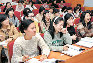 한류(韓流) 영향으로 최근 한국어 인기가 치솟은 가운데 6일 오후 서울 연세대학교 한국어학당 강의실에서 한국인을 대상으로 한 한국어 교사 양성과정 수업이 열리고 있다. 김미옥 기자
