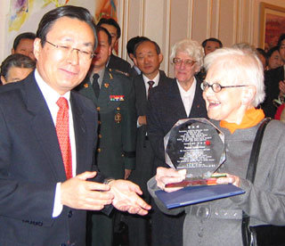 실명 위기를 맞기까지 15년간 한국 유학생들의 논문을 교정해 준 프랑스의 베르나데트 마르탱드캉 수녀(오른쪽)가 주철기 주프랑스 대사에게서 공로패를 받은 뒤 환하게 웃고 있다. 파리=연합뉴스