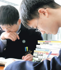 서울시내 한 중학교에서 학생들이 논술에 필요한 책을 읽고 있다. 전문가들은 책을 빨리, 많이 읽는 것보다는 한 권이라도 생각을 하면서 읽는 것이 논술 능력 향상에 도움이 된다고 조언한다. 동아일보 자료 사진