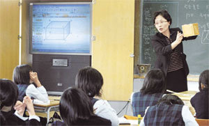 수학공부는 외국어를 배우듯 호기심으로 다가서야 한다. 학생들의 흥미를 유발하기 위해 동영상을 이용해 수학을 가르치는 서울 용산구 한강중학교. 동아일보 자료 사진