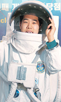 한국오라클이 개최한 ‘개발자를 위한 오라클 우주여행’ 행사에서 최종 당첨돼 ‘준 궤도 우주여행’ 상품을 받은 대학생 허재민 씨가 모형 우주복을 입고 기뻐하고 있다. 연합뉴스