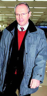 힐 입국미국 측 북핵 6자회담 수석대표인 크리스토퍼 힐 국무부 동아시아태평양 담당 차관보가 11일 밤 김포공항을 통해 입국했다. 힐 차관보는 송민순 외교통상부 차관보와 12일 6자회담의 재개 방안을 논의한 후 중국을 방문한다. 김미옥 기자