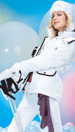 스키장 멋 내기는 뭐니뭐니해도 스키복. 최근에는 캐주얼 의류로 입을 수 있는 스키나 보드복이 많이 나오고 있다. 멋과 함께 기능성도 스키복의 필수 요건. 넘어졌을 때 눈이 옷 속으로 들어오지 않고, 눈밭에 앉더라도 속옷이 잘 젖지 않아야 한다. 사진 제공 FnC코오롱