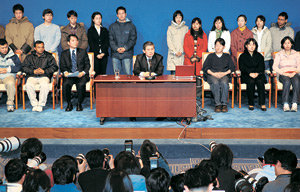 황우석 서울대 석좌교수가 12일 서울 중구 태평로 한국프레스센터 국제회의장에서 대국민 사과성명을 발표한 뒤 기자들의 질문에 답변하고 있다. 황 교수팀 연구원들은 황 교수 뒤에 앉거나 서서 기자회견을 지켜보다 울먹이기도 했다. 황 교수가 연구원들을 ‘방패막이’로 동원했다고 비난하는 사람도 있었다. 박영대  기자