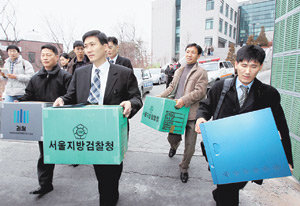 黃교수 연구실 압수수색서울중앙지검 수사관들이 12일 서울대 수의대에 있는 황우석 교수팀의 연구실을 압수수색한 뒤 연구 자료를 옮기고 있다. 김재명 기자