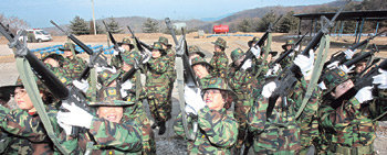 수도권에서 처음으로 여성 예비군이 12일 경기 성남시 육군 55사단에서 창설됐다. 이날 훈련에 참가한 여성 예비군들이 사격장에서 M-16 소총으로 격발 연습을 하고 있다. 성남=신원건 기자