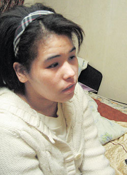 경기 평택시에 사는 흑인 혼혈인 강민정 양은 친구들이 놀리는 곱슬머리가 싫어 거울을 보지 않을 정도. 그는 “기회만 있다면 미국으로 가고 싶다”고 말했다. 평택=윤완준 기자