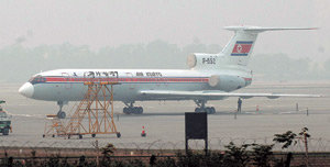 광저우 공항에 대기 중인 北여객기14일 오후 중국 광저우 국제공항에 대기 중인 북한 고려항공 여객기의 모습. 김정일 국방위원장을 수행하고 온 북한 경제 관료들이 이용하고 있는 것으로 알려졌다. 여객기 주변에는 외부인의 접근을 막는 줄이 쳐져 있다. 광저우=연합뉴스