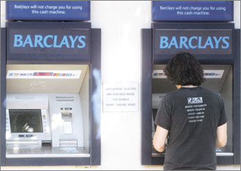 해외 현금자동입출금기(ATM)에서 출금하면 국내 공항에서 환전하는 것보다 간편하고 수수료도 싸다. 동아일보 자료 사진