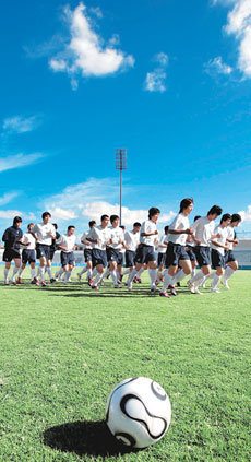 사막에서 꽃을 피우자아랍에미리트(UAE) 전지훈련 중인 한국축구대표팀 선수들이 17일 훈련에 앞서 달리기로 몸을 풀고 있다. 한국은 18일 오후 11시 30분(한국 시간) UAE를 상대로 평가전을 갖는다. 앞에 보이는 공은 2006 독일 월드컵 공인구인 팀가이스트. 두바이=연합뉴스